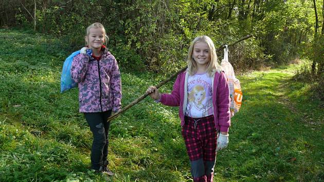 Doubrava bez odpadků: dobrovolníci při čistění části Chittussiho údolí nasbírali dva velké pytle plné nepořádku.