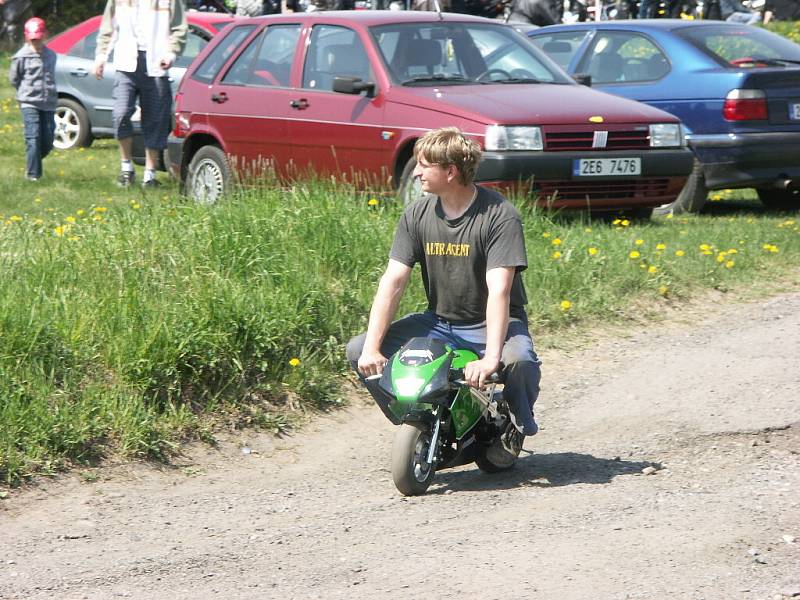 Motorkáři ve Studnicích si dali sraz, aby vyrazili na svou první jarní vyjížďku. 