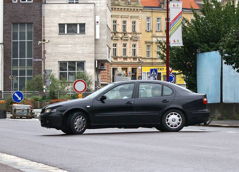 Kruhová křižovatka v Chrudimi Na Bídě v hlavním tahu na Pardubice je o víkendu kvůli opravám uzavřena. Řidiči, kteří přehlédli dopravní značení se u kruháky nestačili divit. A museli otáčet ...