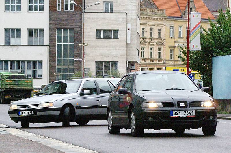 Kruhová křižovatka v Chrudimi Na Bídě v hlavním tahu na Pardubice je o víkendu kvůli opravám uzavřena. Řidiči, kteří přehlédli dopravní značení se u kruháky nestačili divit. A museli otáčet ...