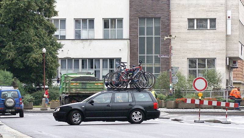 Kruhová křižovatka v Chrudimi Na Bídě v hlavním tahu na Pardubice je o víkendu kvůli opravám uzavřena. Řidiči, kteří přehlédli dopravní značení se u kruháky nestačili divit. A museli otáčet ...