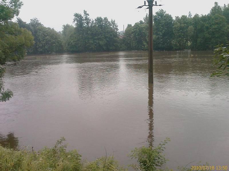 Záplavy zasáhly i okolí Trhové Kamenice.