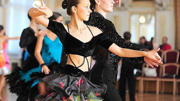 Mladé taneční páry soutěžily v taneční soutěži O chrudimskou loutku.