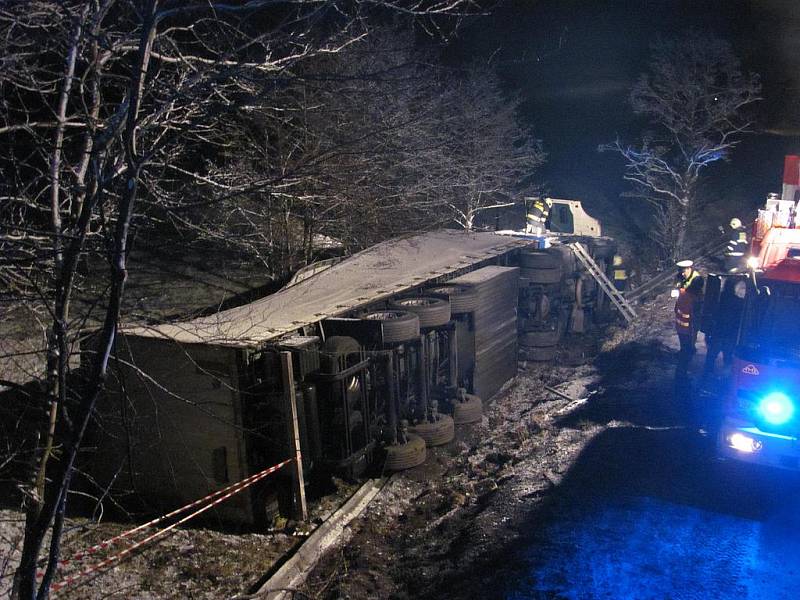 NEHODA U NOVÉ VSI. Kamion nejspíš dostal na namrzlé vozovce smyk a skončil na boku mimo silnici.