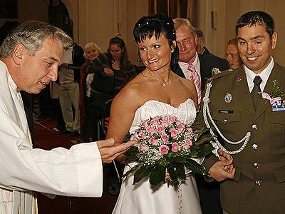 V hlineckém kostele si v sobotu dali manželský slib hlinecká rodačka a mistryně světa v aerobicu z roku 2004 Jana Vodičková a profesionální voják Daniel Ziemba.