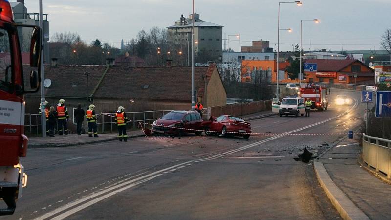 V předposlední den roku došlo v Chrudimi ke dopravní nehodě. Dvě osoby byly zraněny. Řidič červeného sportovního vozidla Hyundai coupe, který nehodu zavinil, byl pod vlivem alkoholu. 