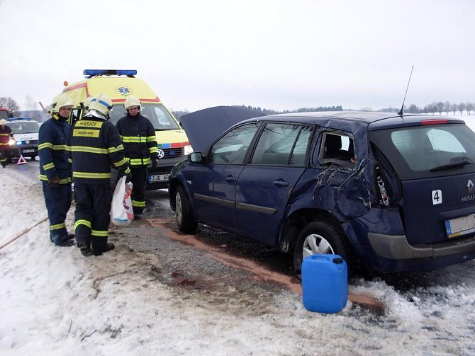Hlinečtí hasiči vypomáhali kolegům z Vysočiny při nehodě mezi Žírcem nad Doubravou a Údavami.