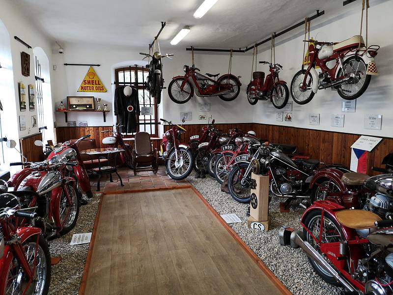 Trojmezí karlštejnské.  Muzeum historických motocyklů Svratouch.