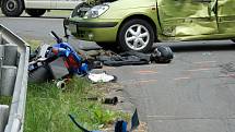 Motorkář byl zraněn při střetu s osobním automobilem poblíž odbočky na Kunčí mezi obcemi Slatiňany a Nasavrky.