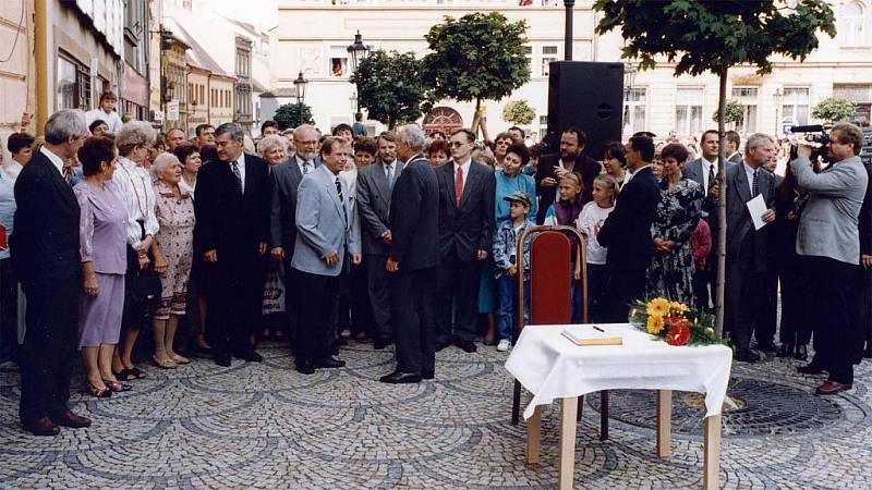 Dobové fotografie z návštěvy Václava Havla v Chrudimi 28.08.1996.