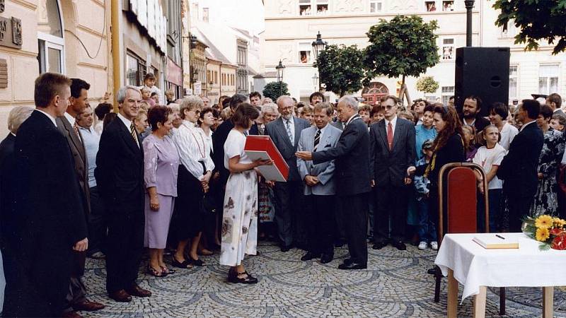 Dobové fotografie z návštěvy Václava Havla v Chrudimi 28.08.1996.