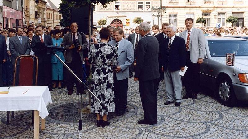 Dobové fotografie z návštěvy Václava Havla v Chrudimi 28.08.1996.