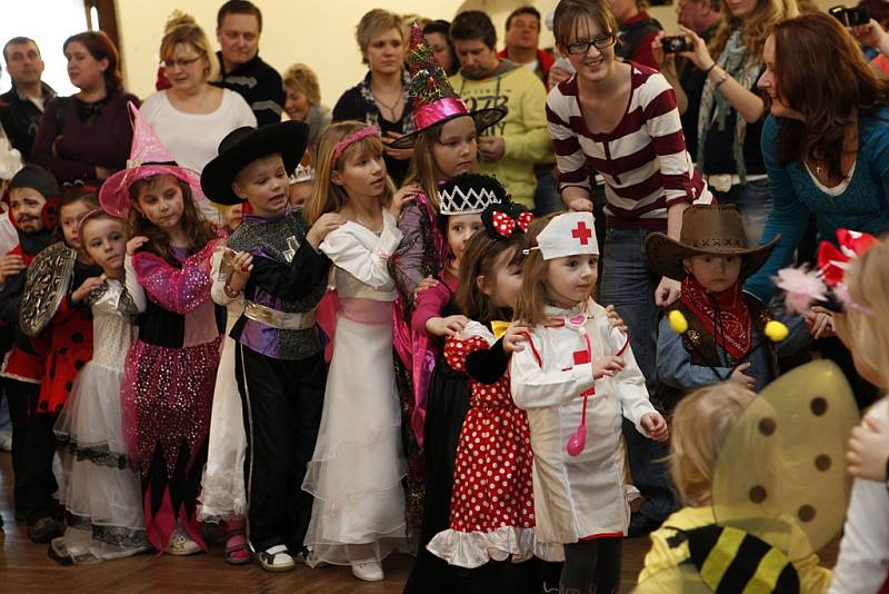 Sbor dobrovolných hasičů Hlinsko uspořádal dětský maškarní karneval.