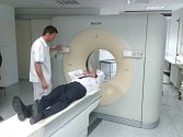 Nový počítačový tomograf vyzkoušel i hejtman Martin Netolický.