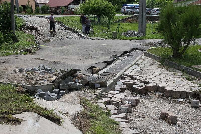 Vylitý a rozbouřený Podolský potok odnesl ve Vápenném Podolu celou silnici, vydlážděnou masivními žulovými kostkami. Místy proud během chvíle vyhloubil až metrové koryto. Vytopil rovněž dva domy.