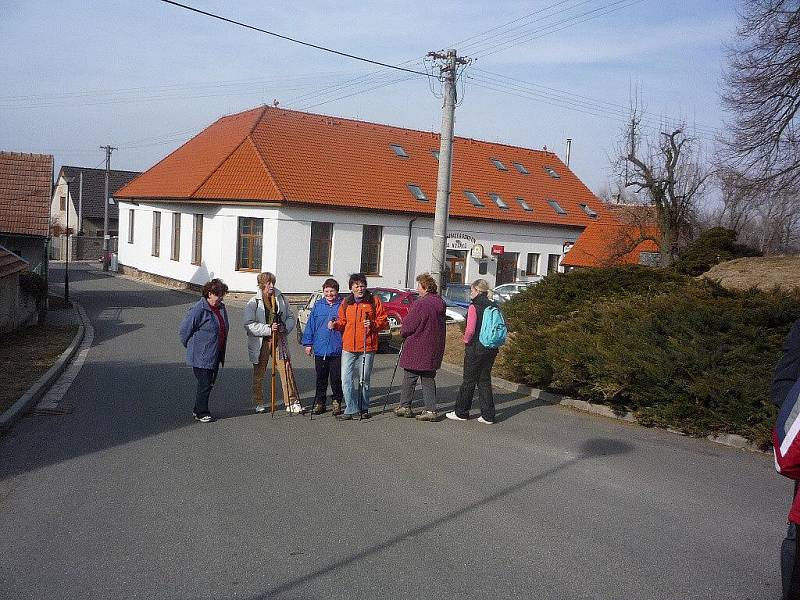 Turisté z KČT Slatiňany vyrazili na jarní výlet do Chrasti a Zaječic.