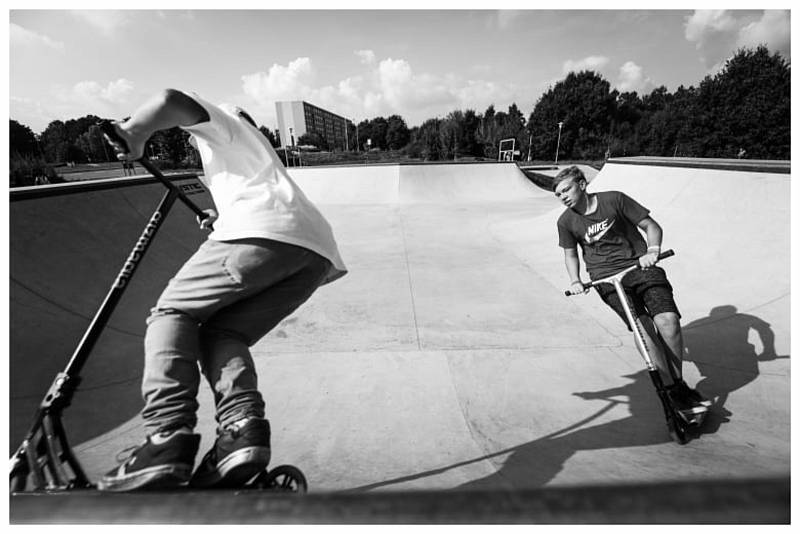 V novém chrudimském skateparku je stále živo. Černobílou hru stínů zachytil fotograf Jan Kočičák Kočí.