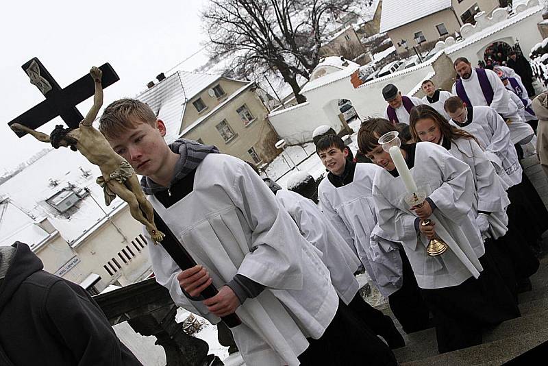 Interiér kostela  na Chlumku se v sobotu po náročné rekonstrukci otevřel věřícím. Děkovnou mši svatou sloužil pražský arcibiskup Dominik Duka.