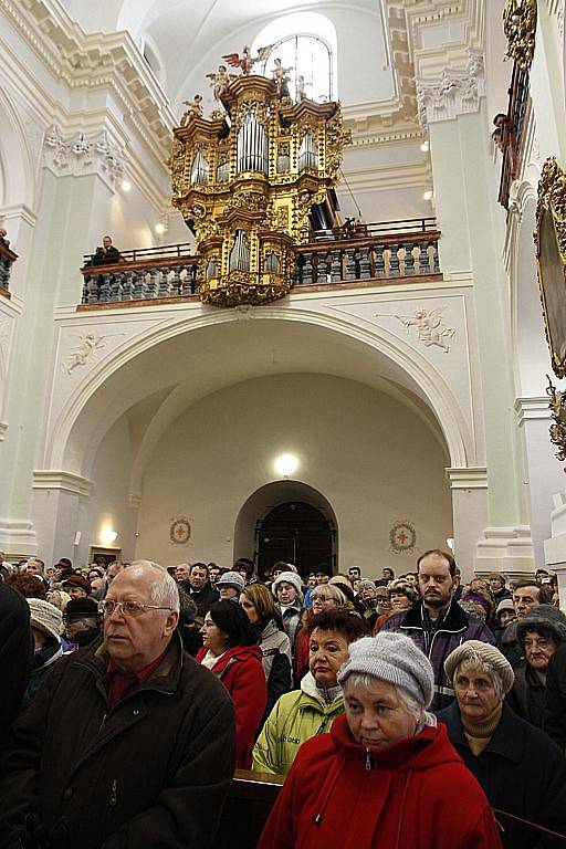 Interiér kostela  na Chlumku se v sobotu po náročné rekonstrukci otevřel věřícím. Děkovnou mši svatou sloužil pražský arcibiskup Dominik Duka.