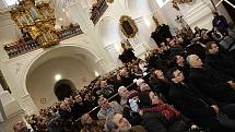 Interiér kostela  na Chlumku se v sobotu po náročné rekonstrukci otevřel věřícím. Děkovnou mši svatou sloužil pražský arcibiskup Dominik Duka.