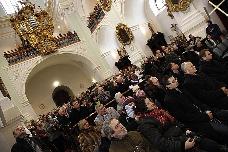 Interiér kostela  na Chlumku se v sobotu po náročné rekonstrukci otevřel věřícím. Děkovnou mši svatou sloužil pražský arcibiskup Dominik Duka.