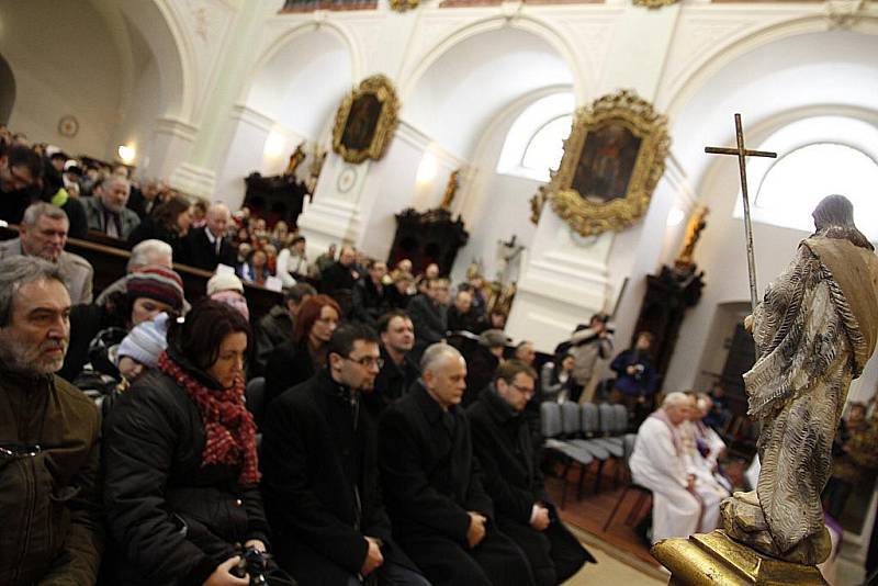 Interiér kostela  na Chlumku se v sobotu po náročné rekonstrukci otevřel věřícím. Děkovnou mši svatou sloužil pražský arcibiskup Dominik Duka.