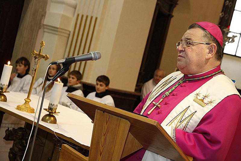 Interiér kostela  na Chlumku se v sobotu po náročné rekonstrukci otevřel věřícím. Děkovnou mši svatou sloužil pražský arcibiskup Dominik Duka.