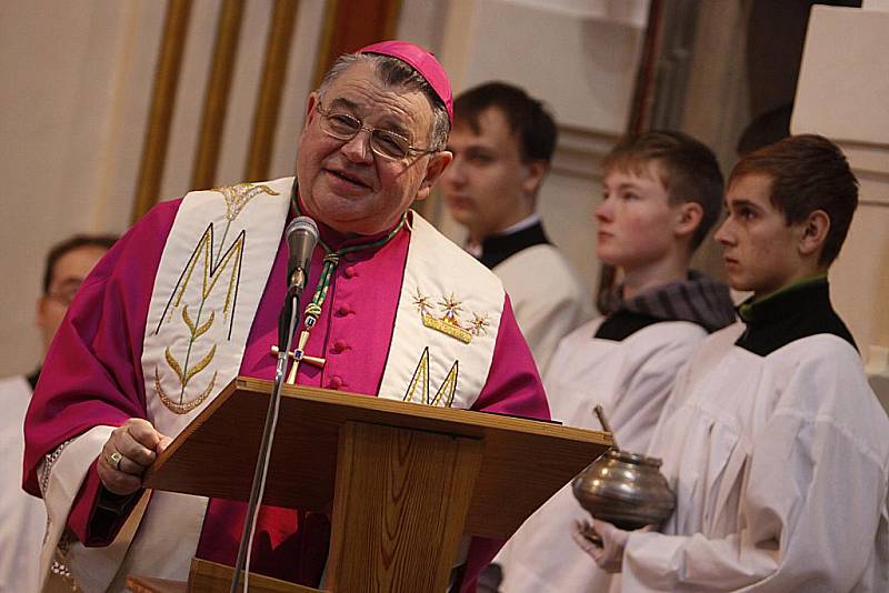 Interiér kostela  na Chlumku se v sobotu po náročné rekonstrukci otevřel věřícím. Děkovnou mši svatou sloužil pražský arcibiskup Dominik Duka.