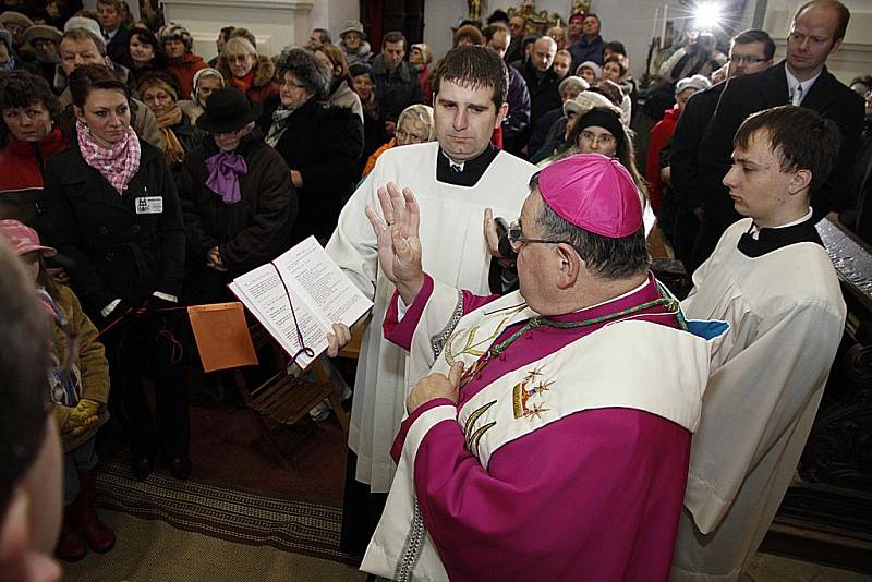 Interiér kostela  na Chlumku se v sobotu po náročné rekonstrukci otevřel věřícím. Děkovnou mši svatou sloužil pražský arcibiskup Dominik Duka.