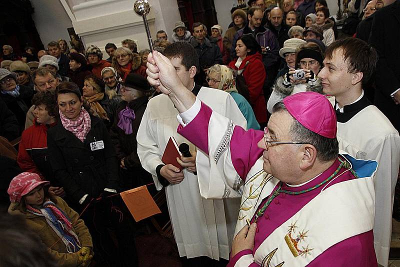 Interiér kostela  na Chlumku se v sobotu po náročné rekonstrukci otevřel věřícím. Děkovnou mši svatou sloužil pražský arcibiskup Dominik Duka.