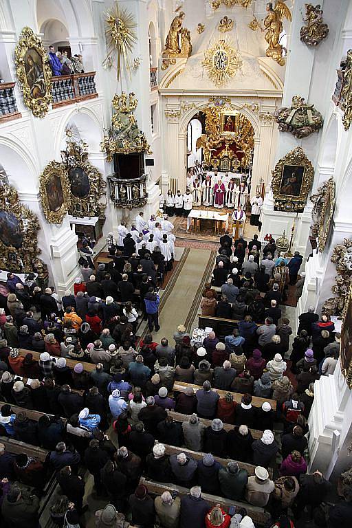 Interiér kostela  na Chlumku se v sobotu po náročné rekonstrukci otevřel věřícím. Děkovnou mši svatou sloužil pražský arcibiskup Dominik Duka.