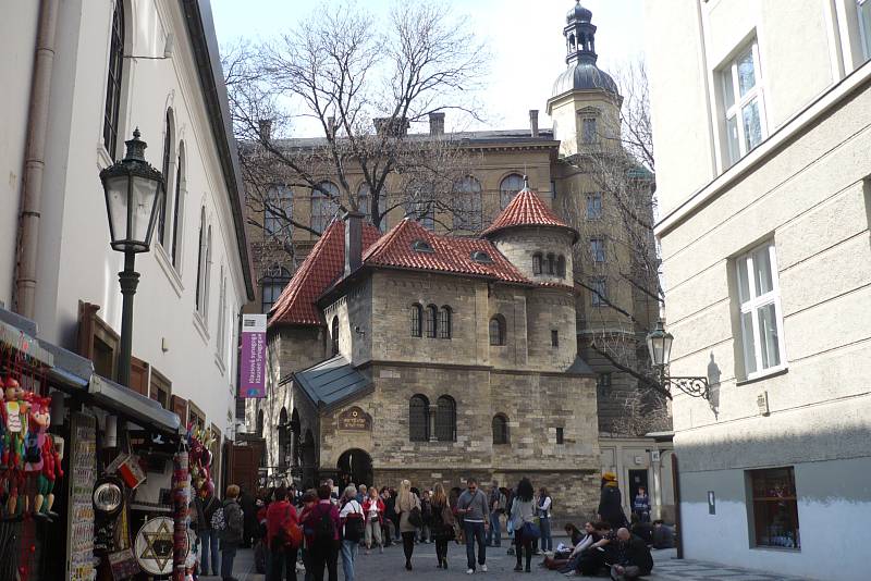 Turisté nejdříve navštívili Anežský klášter, kde zhlédli výstavu „Svatá Anežka Česká princezna a řeholnice“. Výprava se pak přemístila do Židovského muzea. Tady si turisté si prohlédli i budovu bývalé obřadní síně a márnice při Starém židovském hřbitově a