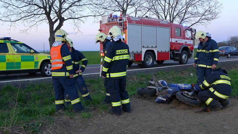 Motorkář a jeho spolujezdec havarovali mezi Chrudimí a Kočím.