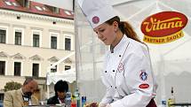 Na třetím ročníku soutěže Gastro Bohemia předáděli divákům na chrudimském náměstí Josefa Ressela svoje umění barmani i kuchaři.