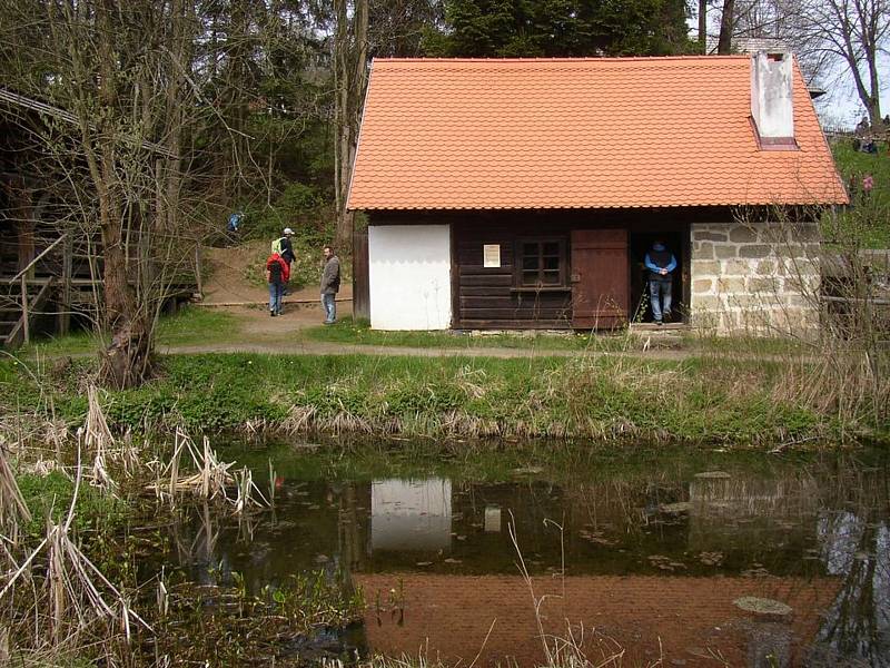 Dubové vodní kolo zdobí veselokopecký skanzen.