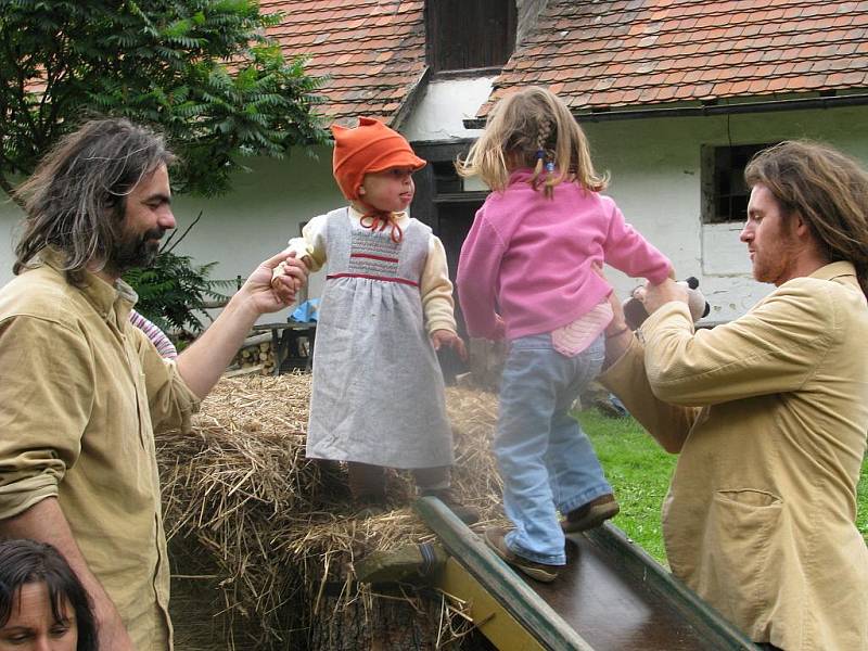 OBOŘICE JEDNA BÁSEŇ. Takový byl název sobotního odpoledne v malé osadě u Nasavrk. Místní lidé zorganizovali kulturně společenské setkání, a to zejména pro radost dětí. Muzicírovalo se, ve stodole zněly básně.