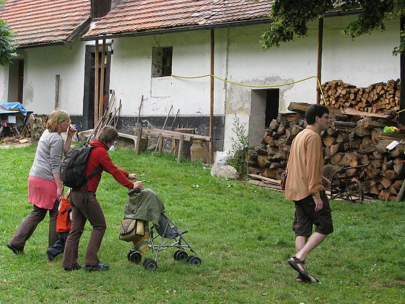 OBOŘICE JEDNA BÁSEŇ. Takový byl název sobotního odpoledne v malé osadě u Nasavrk. Místní lidé zorganizovali kulturně společenské setkání, a to zejména pro radost dětí. Muzicírovalo se, ve stodole zněly básně.