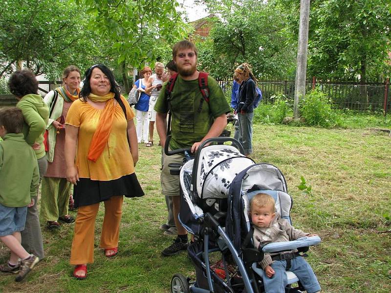 OBOŘICE JEDNA BÁSEŇ. Takový byl název sobotního odpoledne v malé osadě u Nasavrk. Místní lidé zorganizovali kulturně společenské setkání, a to zejména pro radost dětí. Muzicírovalo se, ve stodole zněly básně.