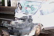 Řidič narazil 11. dubna 2011 s dodávkou do stromu na cestě mezi Chrudimí a městem Slatiňany.