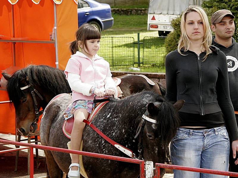 Která malá holčička by se nechtěla svézt na poníkovi? Poníci, kteří se se svěšenými hlavami šourali do kruhu v ohrádce, už z toho byli méně nadšení.