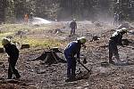 Hasiči likvidují požár lesního porostu u Čertoviny na Hlinecku.