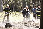 Hasiči likvidují požár lesního porostu u Čertoviny na Hlinecku.