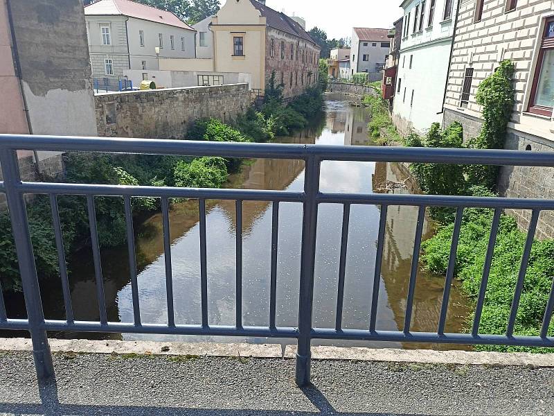 Zachránce neváhal a skočil z mostu do řeky Chrudimky. Kriminalisté zjišťují, jak se dítě do vody dostalo