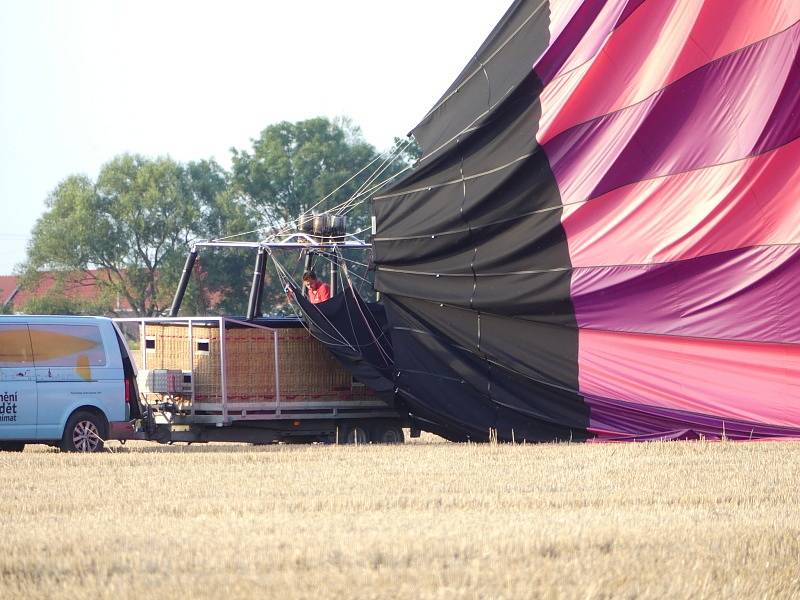 Po vystoupení pasažérů byl koš balónu usazen k odvozu na přistavený vlek.