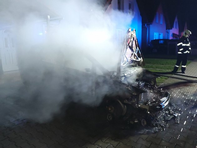 Požár auta v Ronově nad Doubravou