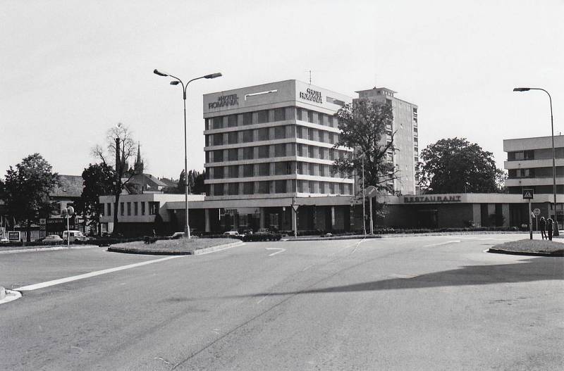 Na černobílé fotografii je hotel Romania nově vystaven, barevný snímek pochází z ledna 2013, kdy byla zahájena rekonstrukce objektu. Dosud však nebyla ukončena.