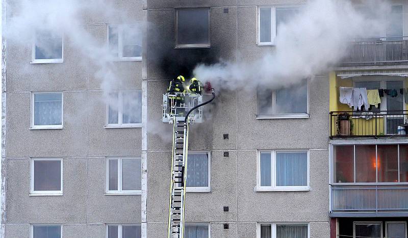 Plameny šlehaly z okna kuchyně, ozvaly se i výbuchy. Na místě zasahuje několik hasičských jednotek.