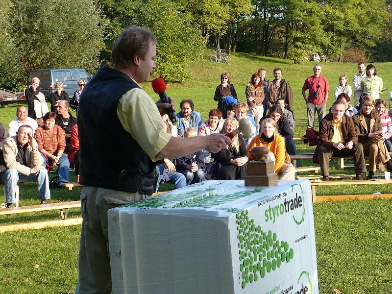 Součástí koncertu Pavla Dobeše byla i dražba, jejíž výtěžek  putuval na konto hospicu.