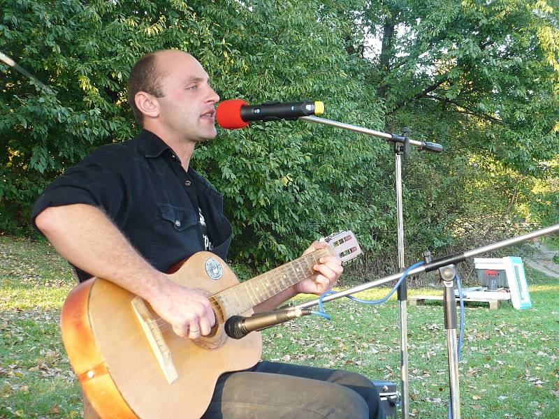 Vedle Pavla Dobeše také Ukrajinec Alexandr Balanda (na snímku), stavbař pracující na stavbě hospice a také výborný muzikant a básník.