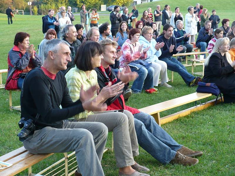 Součástí koncertu Pavla Dobeše byla i dražba, jejíž výtěžek  putuval na konto hospicu.